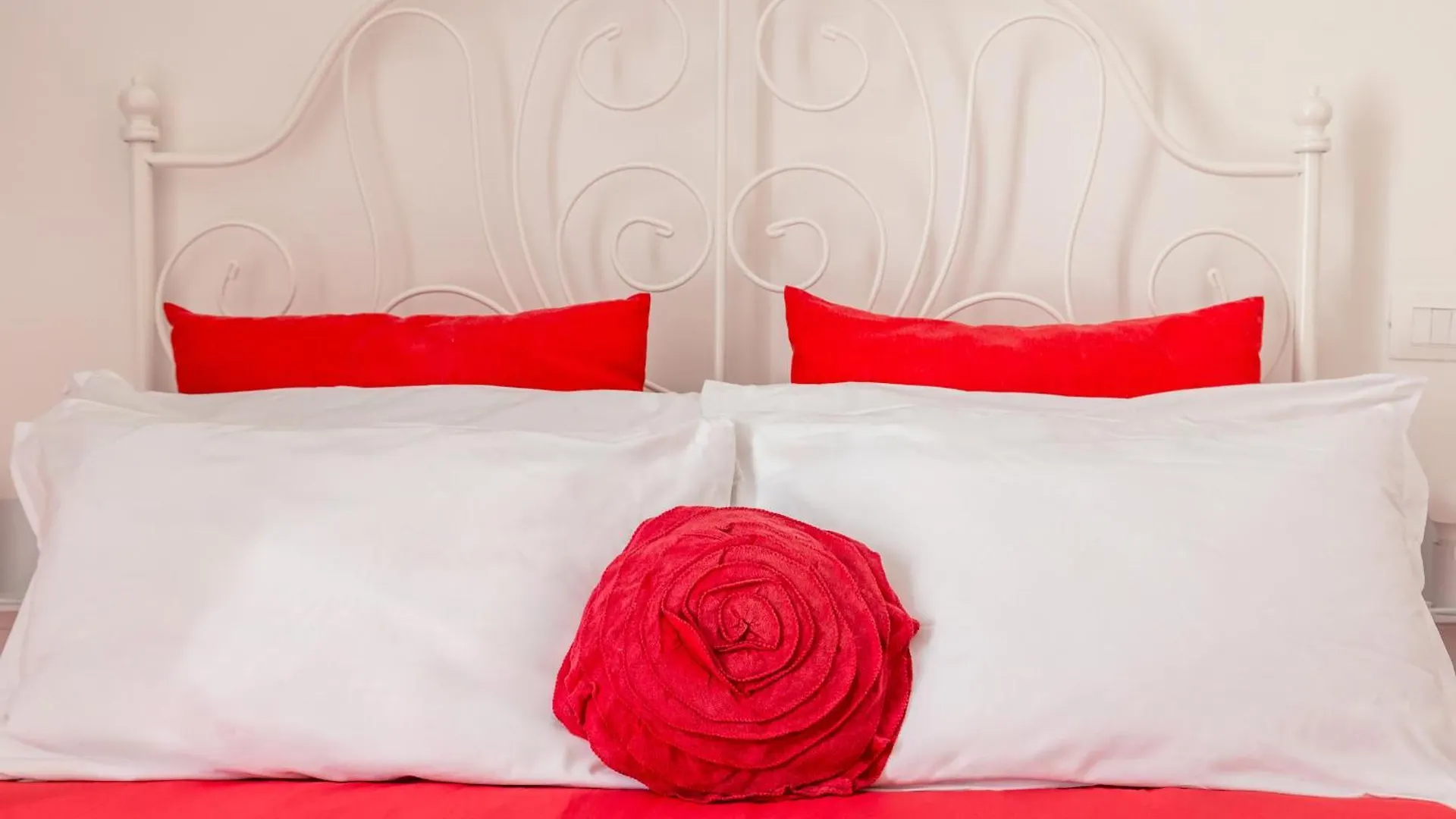 Morghen Red Passion And Pop Art Apartment Naples