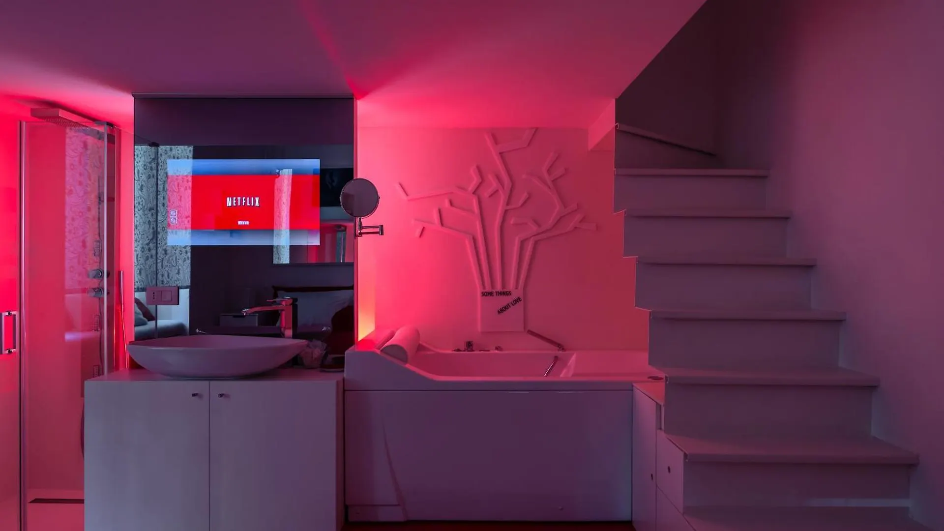 Morghen Red Passion And Pop Art Apartment Naples