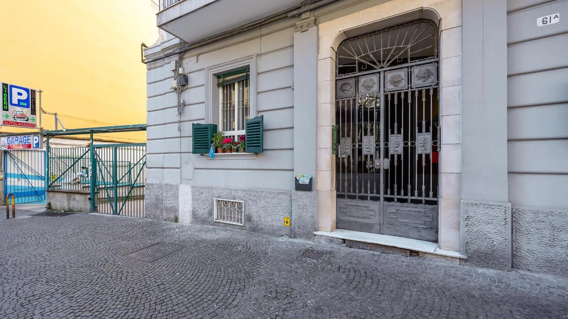 Morghen Red Passion And Pop Art Apartment Naples Italy